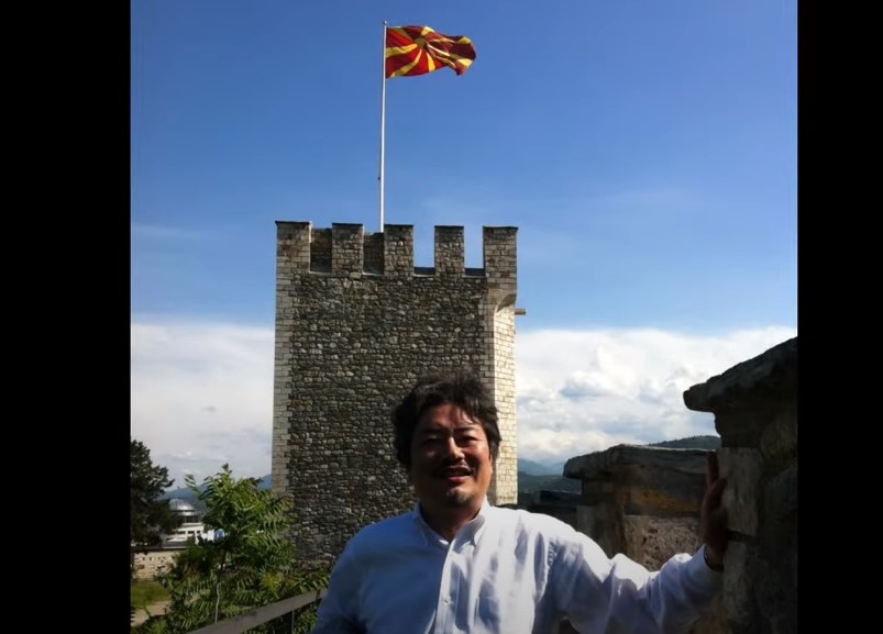 Јапонскиот пејач растури со македонските песни „Земјо македонска“ (Видео)