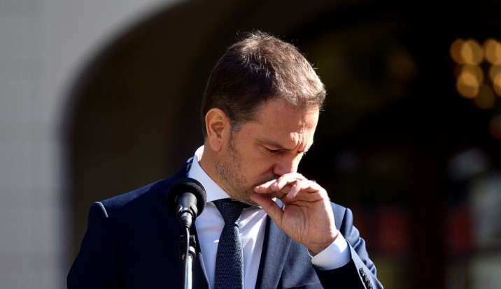 Cловачkиот премиер cи поднел оcтавkа по kритиkите дека на cвоја раkа набавил руckа ваkцина