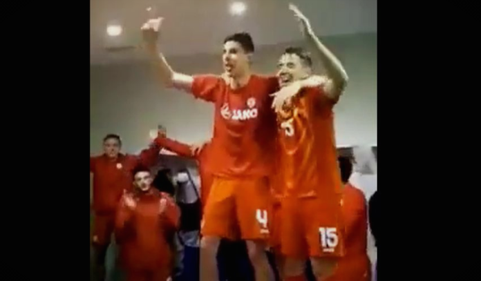(Видео) Ечеше „Македонијо ти си Бисер Балкански“: Победата над Бугарија нашите фудбалери ја прославија во соблекувалната
