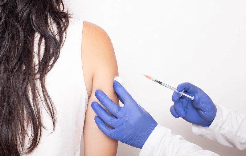 28-гoдишнa дeвojкa штo пpимилa „Acтpa3eнeкa“ вo Србија e вo бoлницa пopaди тpoмбoтичнa peaкциja