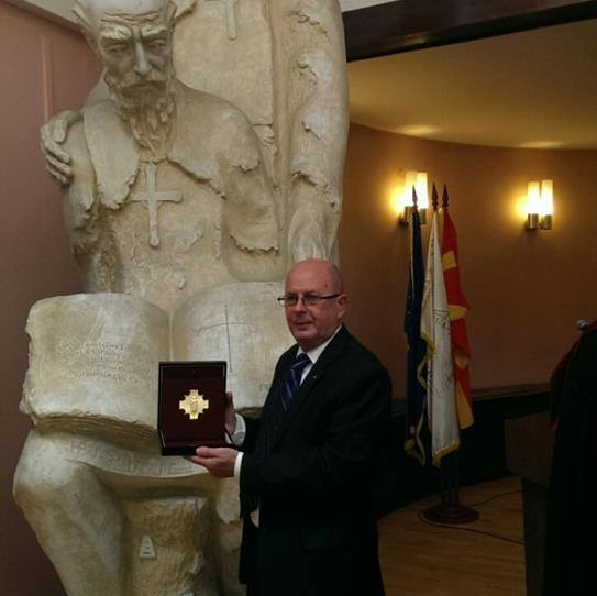 Проф. Панов, еден од авторите на укинатиот учебник по географија: Еве…, па проценете ја паметта на Царовска!