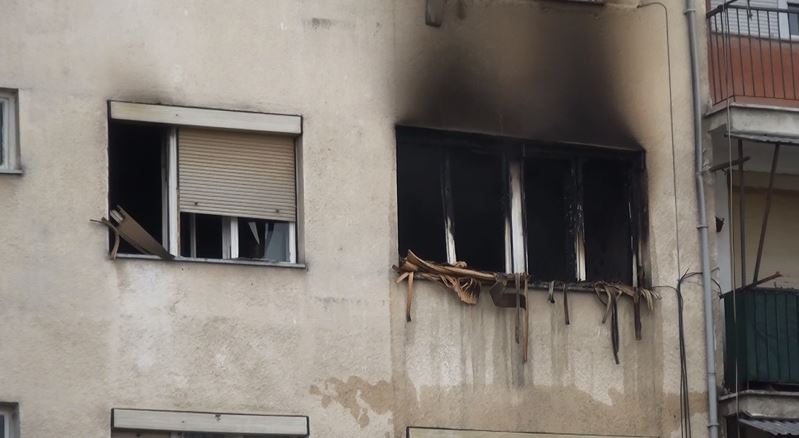 Починатото дете во пожарот во Гостивар било врзано со ланец на нозете!