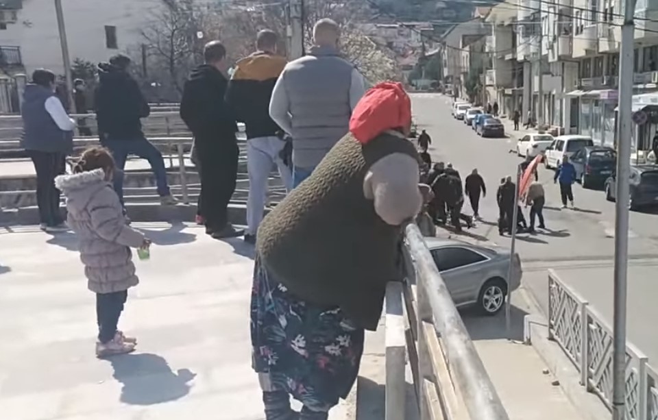 Крвава тепачка во Струмица, со шутеви во глава, десет луѓе тепаат еден човек