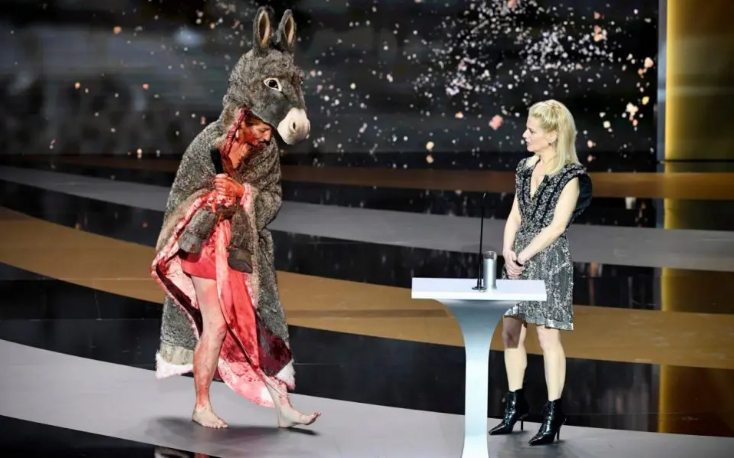 Скандал се случил на престижните филмски награди: Актерка измачкана во крв се соблекла гола на сцената (ВИДЕО)