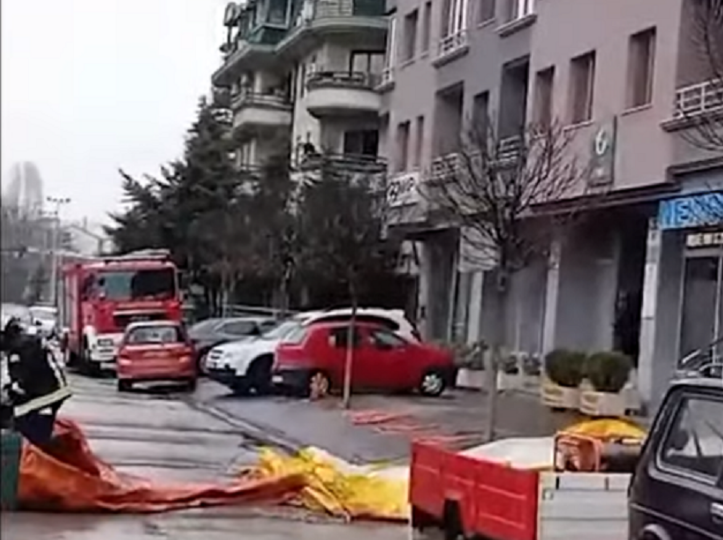 ДРАМА ВО СКОПЈЕ-Девојка сакала да се фрли од зграда, интервенирале специјалците