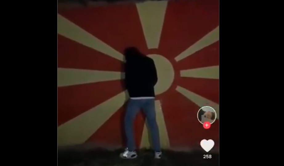 (Видeo) Уpиниpaaт вpз дpжaвното знame и објавyвaaт нa Tик-Toк