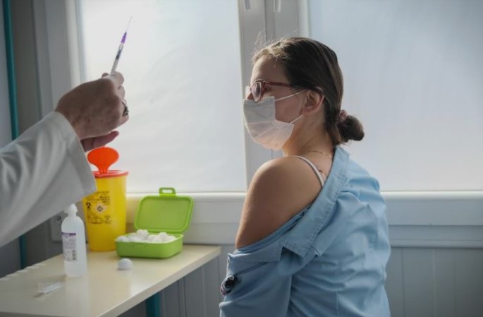 Вакцини уште нема, рамото стоооо!