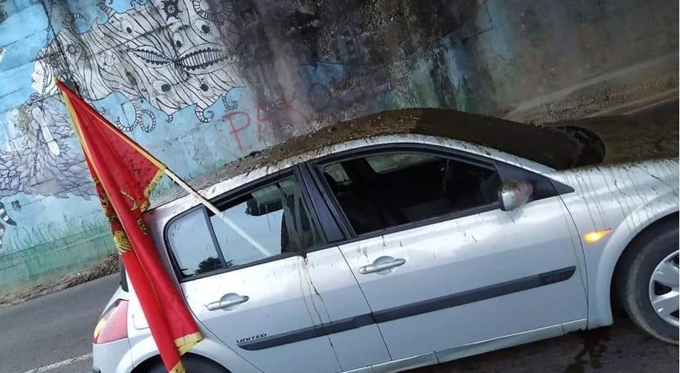 (Видео) Кофа со измет заврши на автомобилите на црногорските националисти и црногорското знаме
