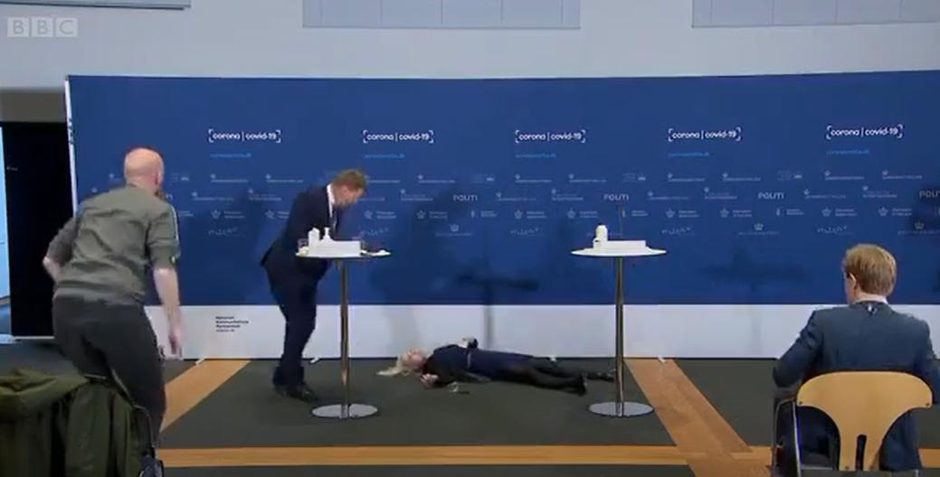 Шефицата на Агенцијата за лекови на Данска се онесвести на прес-конференција (Видео)