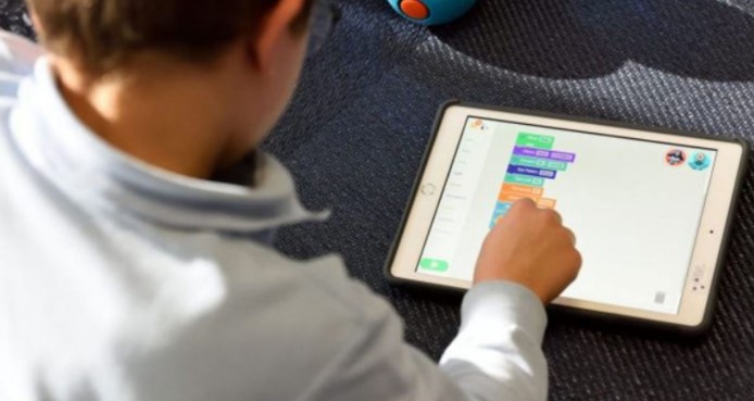 Родителите успеаја да притиснат: Го повлече ли Царовска Законот за дигитални учебници?