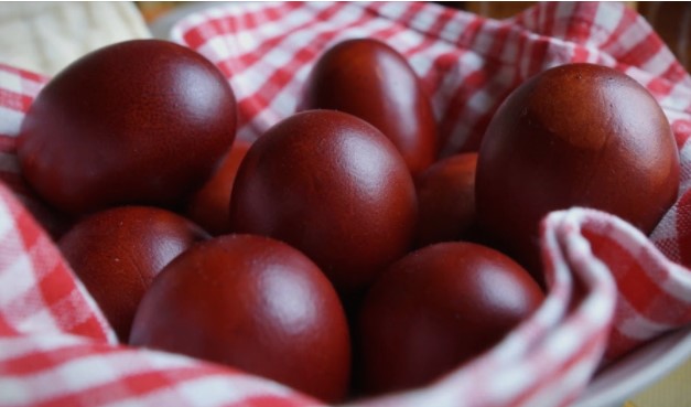 Утре е Велики четврток – се фарбаат првите јајца, а ова се обичаите кои треба да ги знаете и почитувате