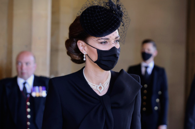 Овој детаљ носи тајна порака – еве што му порача на светот Кејт Мидлтон на погребот на принцот Филип (ФОТО)