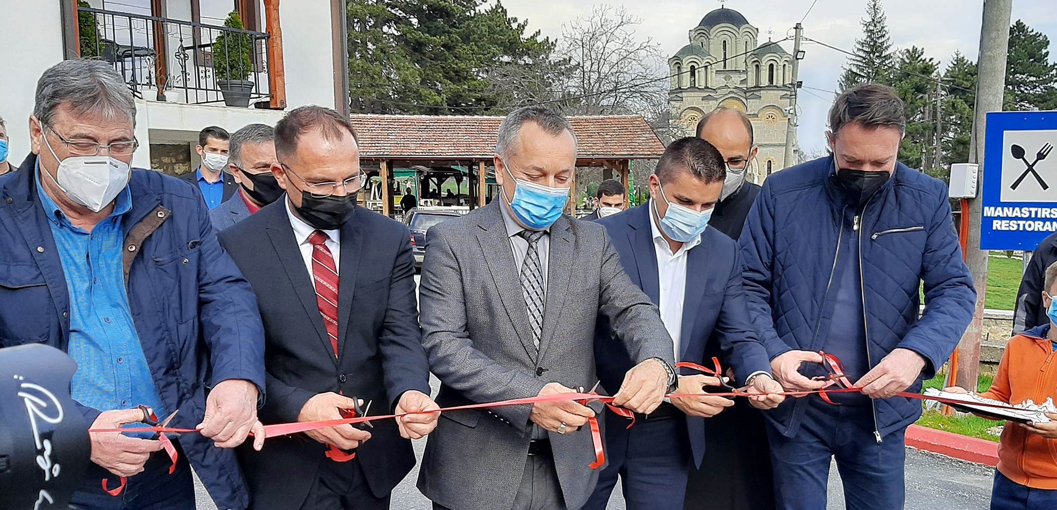 Се ,,испотепаа” дури 5 државни функционери да сечат лента за ПАРКИНГ