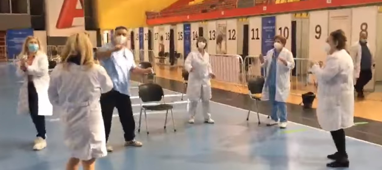 Денс перформанс на докторите во СЦ Борис Трајковски :) (Видео)