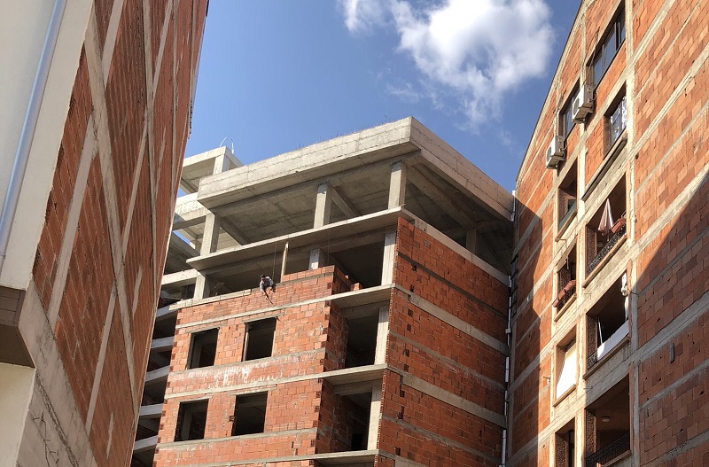 Ако купите стан во оваа зграда ќе живеете во ист стан со комшиите! (Фото)