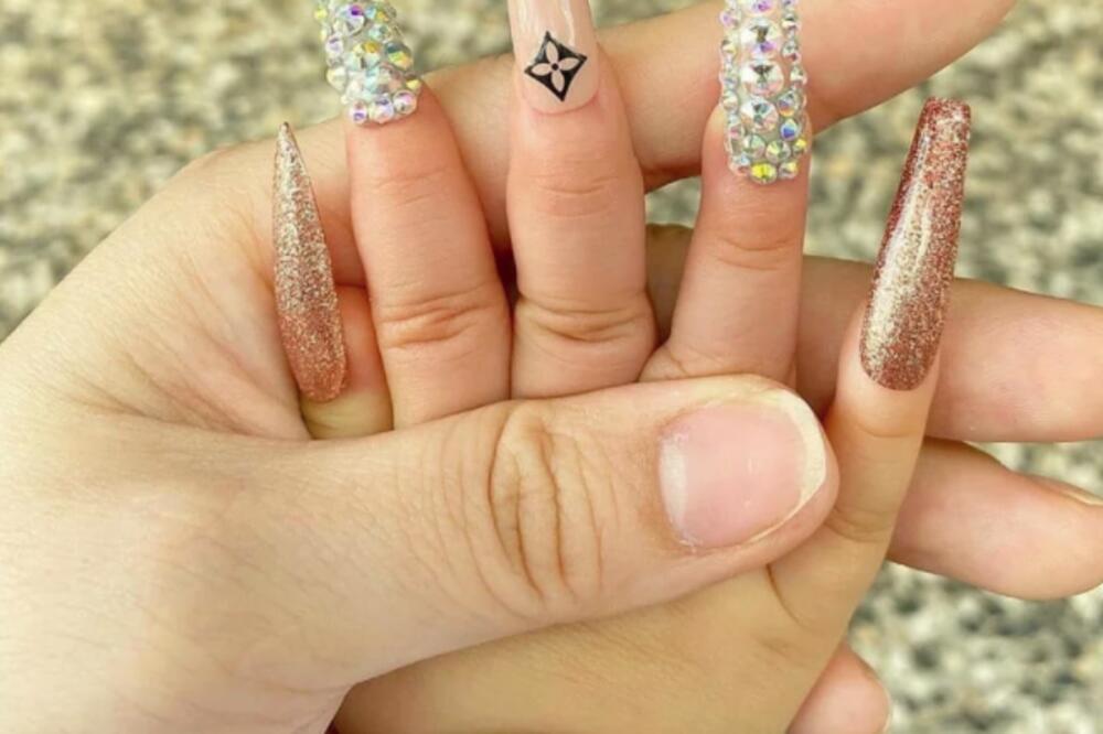 Социјалните мрежи полудеа за постапката на оваа мајка: Му ставила вештачки нокти на бебето