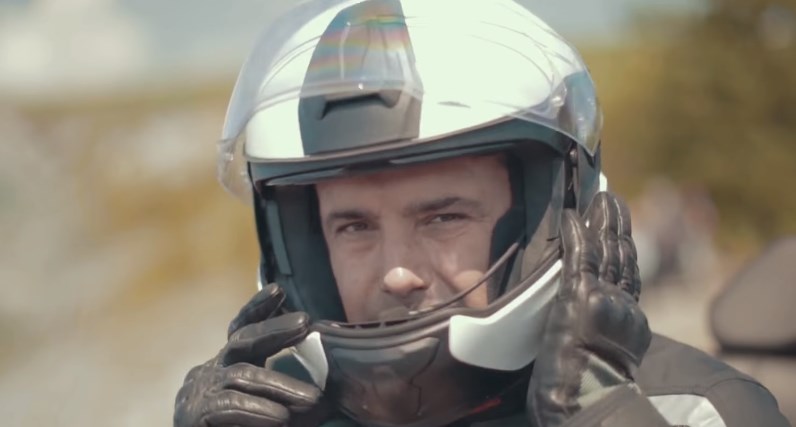 Треба да си тешка сељачина да не разбереш зошто твоето однесување е несоодветно во ова кризно време