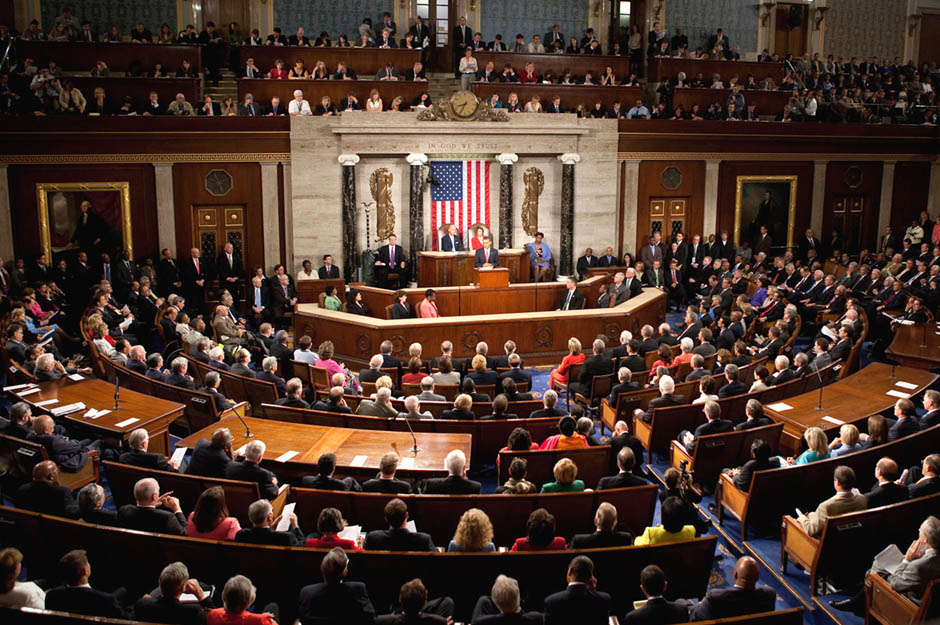 Американски конгресмени тврдат: Има разузначки документи кои упатуваат дека вирусот е направен во лабopaторија?