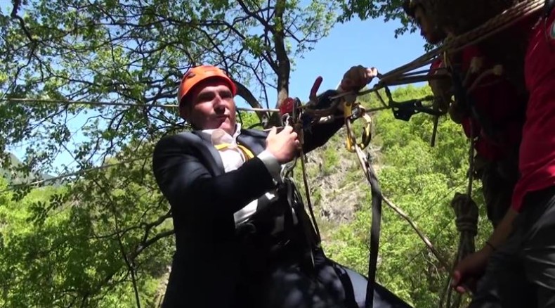 Џејмс Бонд ли е, Ангелов ли е – На јаже преку клисура во оделооо! (Видео)