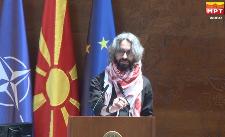 Апасиев со „палестинка“ во Собрание – Израел убива деца во Газа