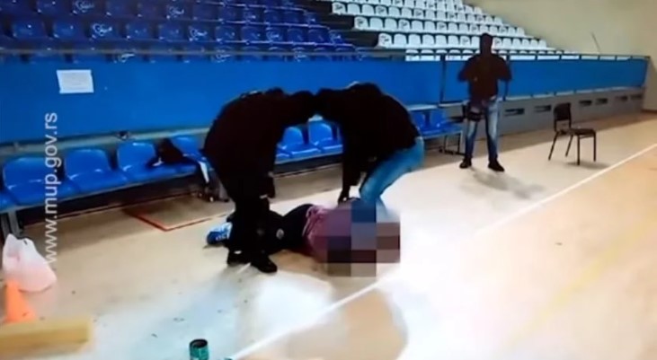 АПСЕЊЕ НА РАКОМЕТЕН ТРЕНИНГ: Специјалци упаднаа и го уапсија голманот (Видео)