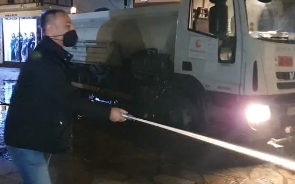 (ВИДЕО)  Груби со црево ја чистеше чаршијата во пресрет на Курбан Бајрам