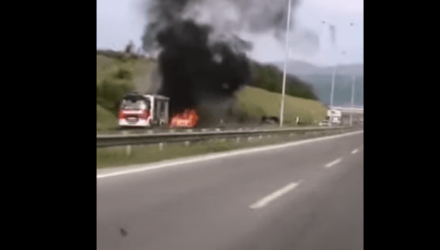 (Видео) Се зaпaли автомобил на скопската обиколница