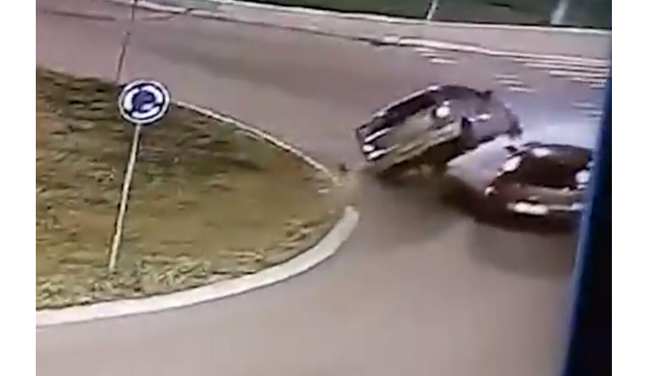 Полицаец пукаше во гума на возилото на луд возач и спаси жива глава! (Вознемирувачко видео)