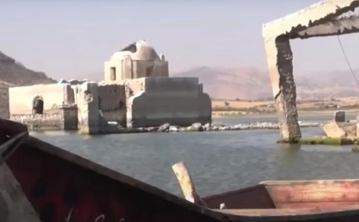 Црква од 19 век се појави на површина откако со децении била под вода (Видео)