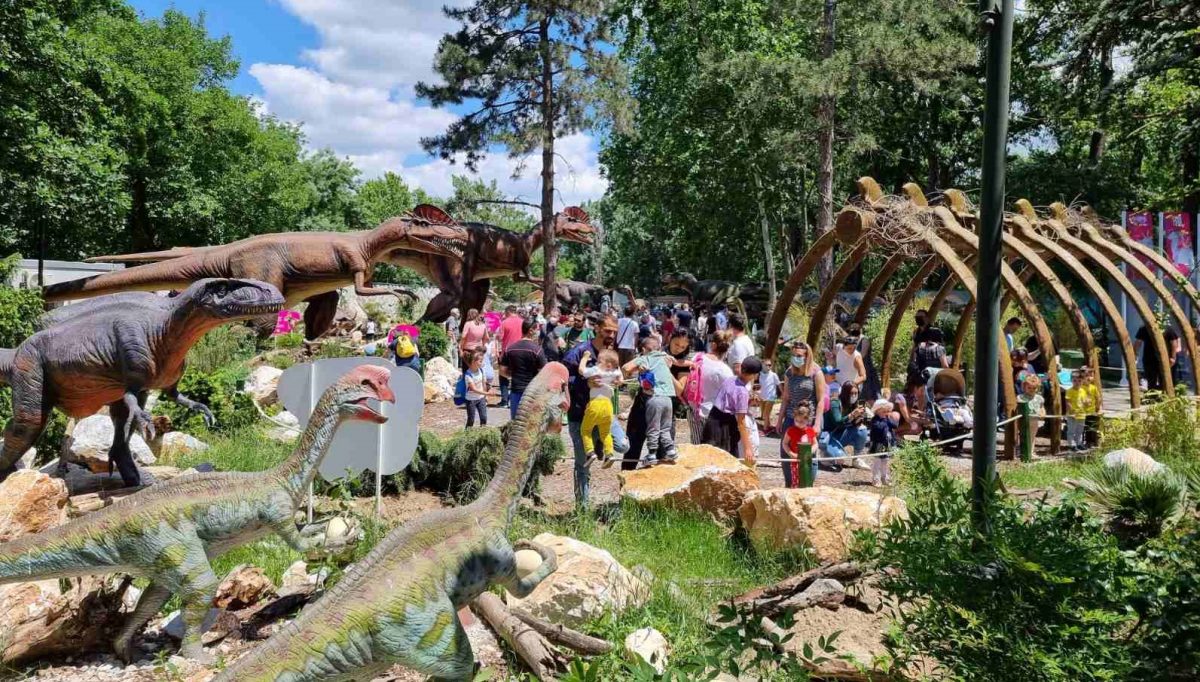 Во Зоолошката градина во Скопје отворен Дино парк со 41 диносаурус