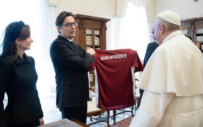 Пендаровски му подари дрес од Македонија за ЕП на папата Франциск (Фото)