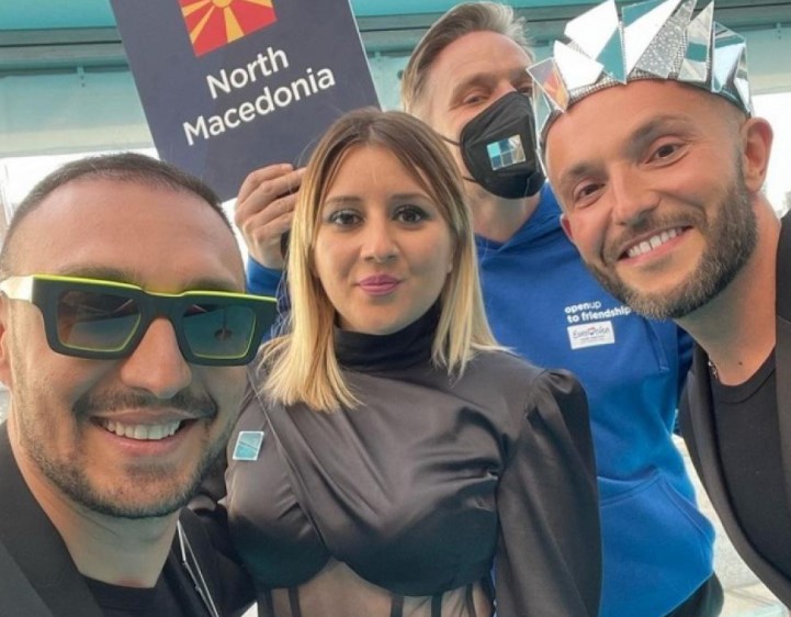 Круна од огледала и црн аутфит: Еве како изгледаше Гарванлиев на црвениот тепих на Евровизија (Фото)