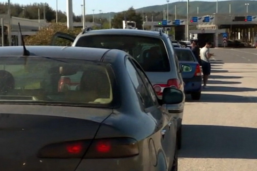 Колони возила пред Евзони: Незадоволни Македонци чекаат пред граничниот премин и не можат да влезат во Грција