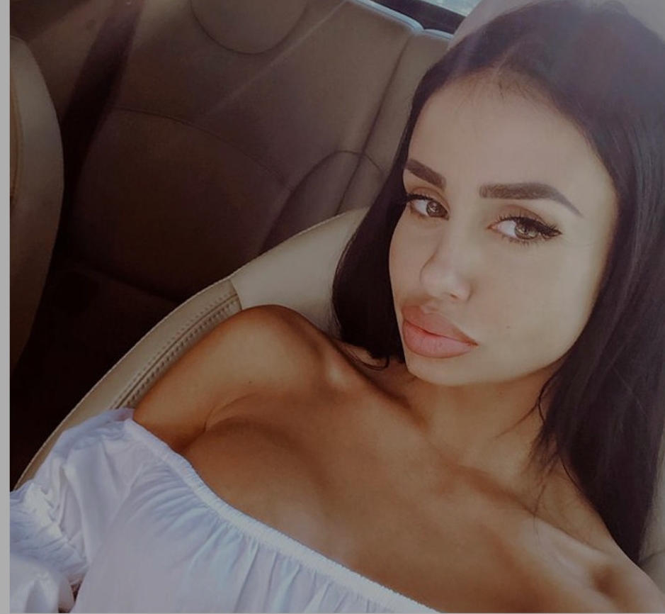 Накова ја отвори сезоната на бикини, ужива во танга на базен (ФОТО)