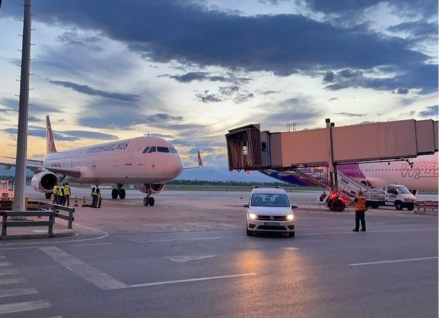 Вчера пристигнаа вакцините од Астра Зенека на скопскиот аеродром