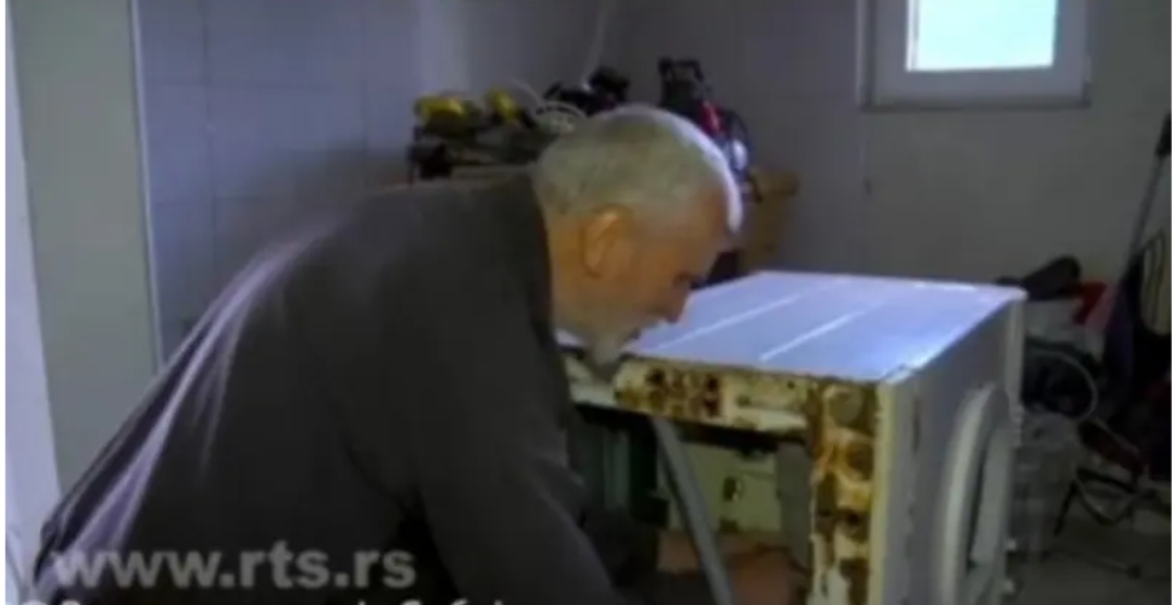 Иако е слеп веќе 20 години, професорот Драган е водоводџија, електричар, земјоделец, музичар и поет!