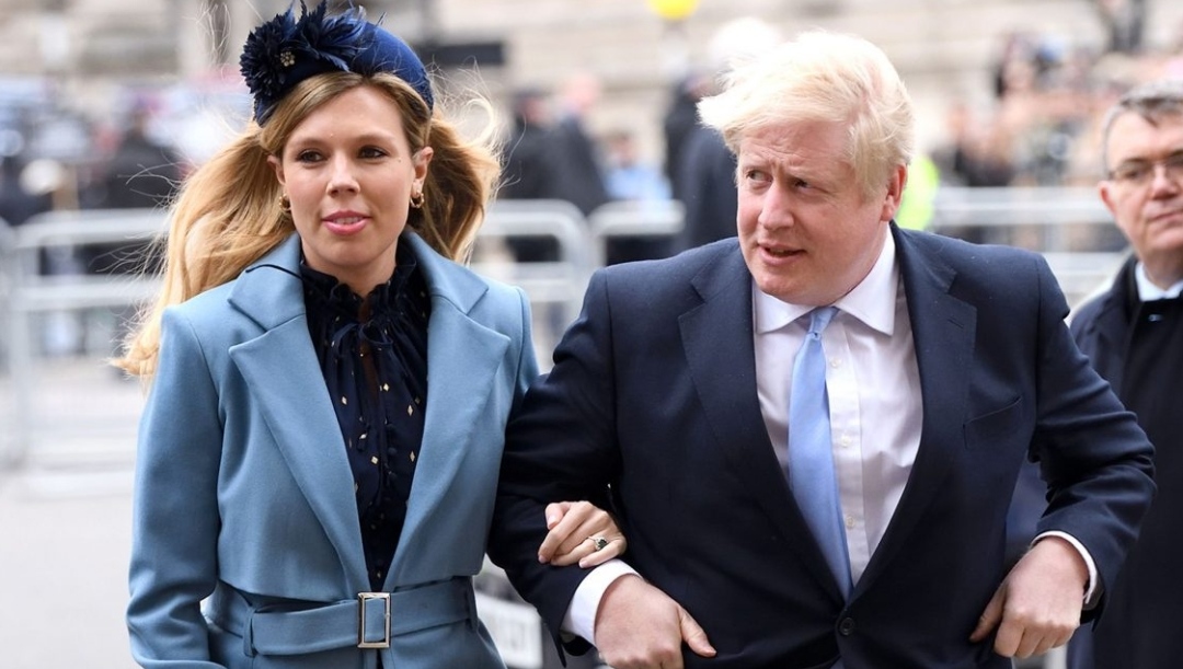 Првата фотографија од венчавката на Бopис Џонсон: Премиерот бушaв, а невестата со необичен стајлинг