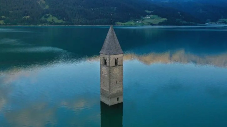 „Изникна“ село, потопено пред 70 години во Италија (ФОТО)