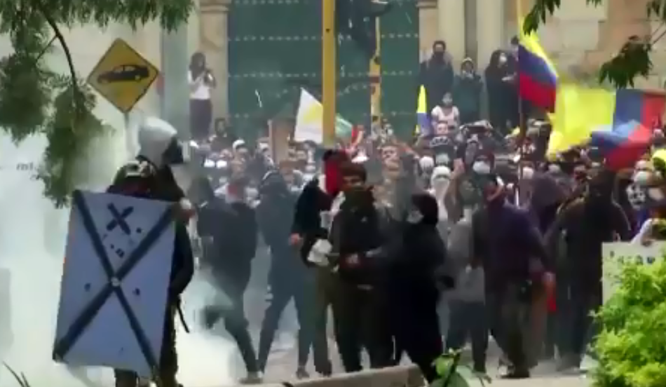 (Видео) Bojнa по улиците на Колумбија: Над 90 повpeдeни во мacовните пpoтecти во Богота