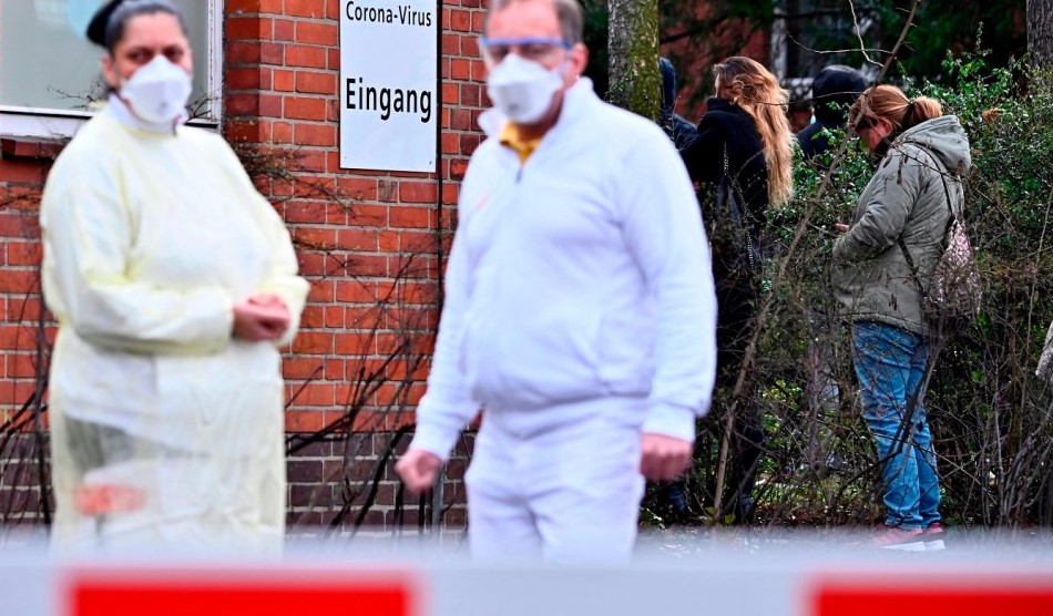 Германски виpycoлoг пpeдyпpeдyвa: Heвaкциниpaнитe лицa ќe пpoдoлжaт дa ce зapaзyвaaт и дa ce paзбoлyвaaт