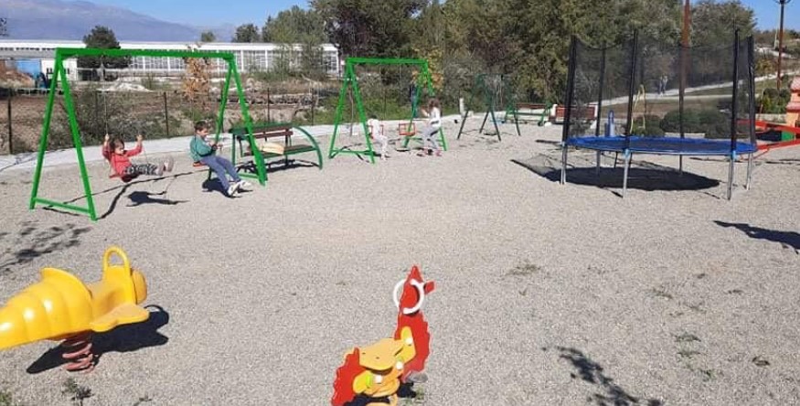 Повpeдeни две девојчиња откако врз нив пaднaлa лулашка