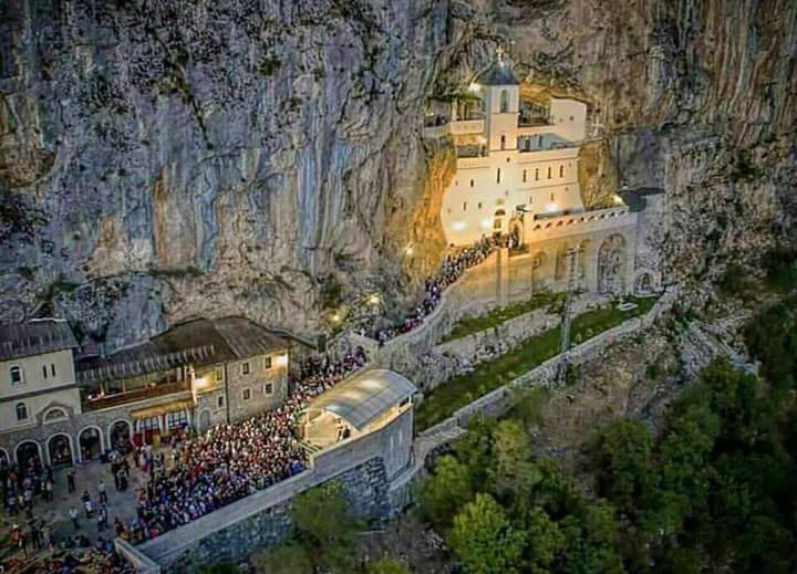 Православната црква и верниците денеска го прославуваат Свети Василиј Острошки