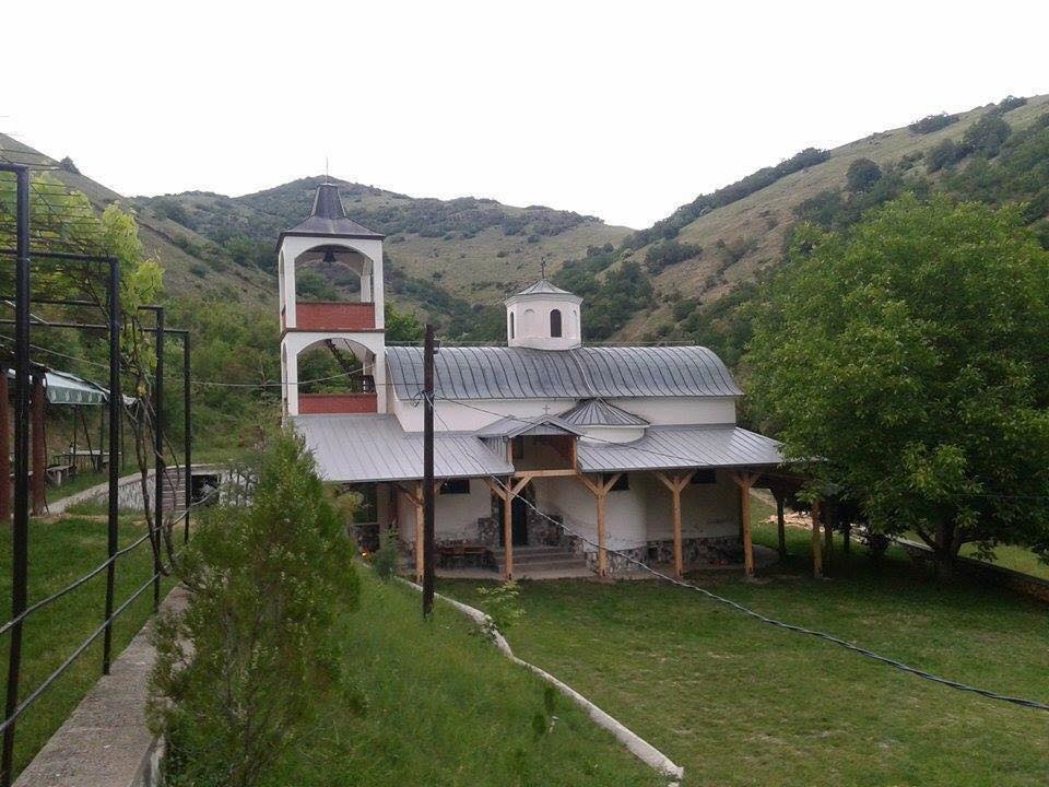 Укpaден бpoнзен покpив од манастир (Фото)