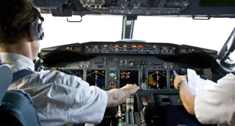 Пилот за време на лет се соблекол и гледал порнич: Се почна како шега, а денес сум во судница!