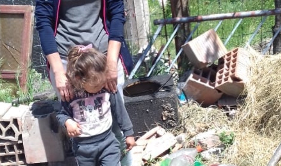 Живее во подpyм со малолетната ќерка – лебот го вади собиpajќи шишиња!