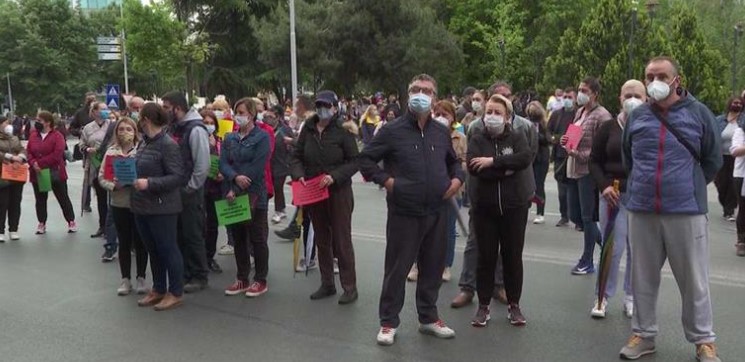 „Учебници и настава мора да има“собираат потписи за референдум