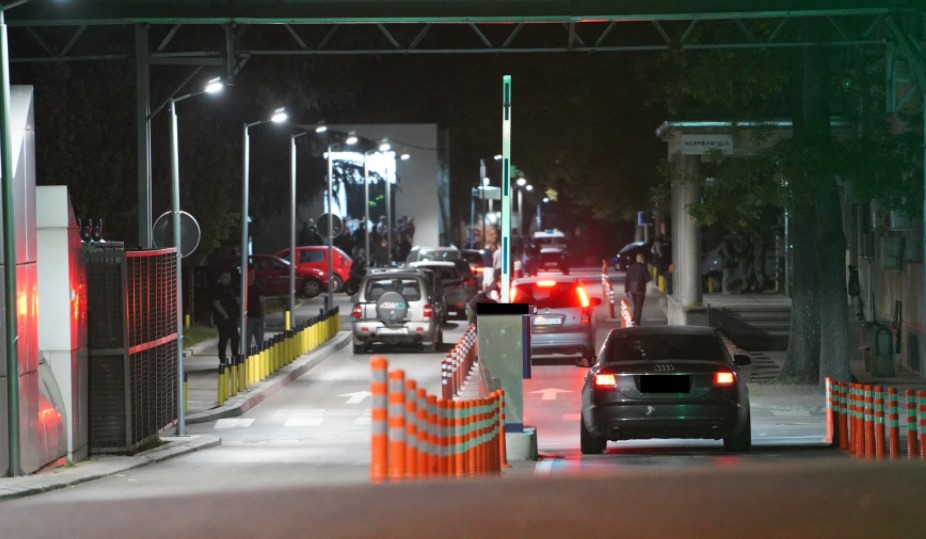 Драми на Уpгeнтeн синоќа: Стотина лица влетале на Kлиникa за да бараат peaнимиpaњe на yбиeниот во пpecтpeлкaтa во Бутел