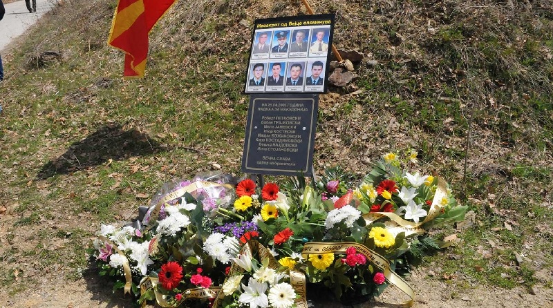 Оштетени и уништени спомен плочите за убиените бранители кај Вејце