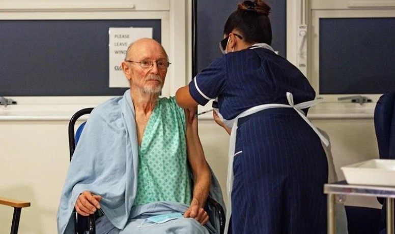 Почина Вилијам Шекспир, првиот маж на светот кој прими вакцина против Ковид-19