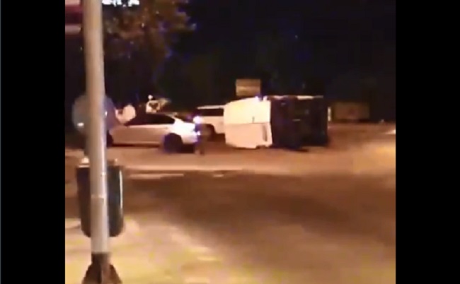 Полициска потера по „БМВ“ резултирала со сообраќајка, лицето излегло со оружје… (Видео)